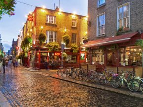 
L Irlande est une île enchanteresse, où des paysages spectaculaires et une histoire fascinante se rencontrent. Voici cinq desti