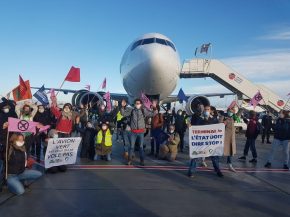 Hier,  journée d action pour la réduction du trafic aérien  à l appel des collectifs ANV-Cop 21 et Alternatiba, quelques dizai