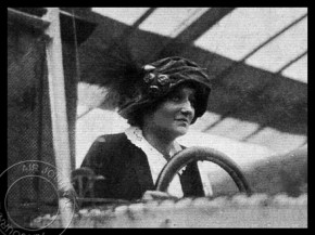 
Histoire de l’aviation – 22 octobre 1909. En ce 22 octobre 1909, c’est l’actrice Elise Deroche qui est au cœur de l’a