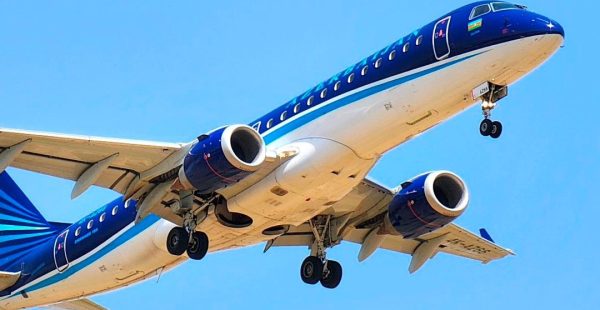 
Un Embraer E-190 d Azerbaijan Airlines, qui assurait un vol entre Bakou, la capitale azerbaïdjanaise, et Grozny, capitale de la 