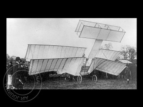 
Histoire de l’aviation – 28 février 1907. Alors qu’il fait carrière dans la sculpture, Léon Delagrange poursuit un aut