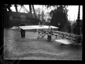 
Histoire de l’aviation – 15 septembre 1913. De nombreux curieux ont les yeux rivés sur la tour Eiffel en ce lundi 15 septemb