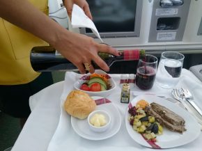 
Lorsque vous voyagez en avion, il est essentiel de faire des choix alimentaires judicieux pour éviter tout inconfort ou problèm