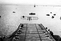 
Histoire de l’aviation – 18 janvier 1911. L’aviateur civil de nationalité américaine Eugène Ely est une nouvelle fois a