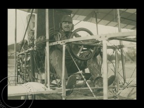 


Histoire de l’aviation – 19 juillet 1910. En ce 19 juillet 1910, c’est le pilote De Baeder qui va s’illustrer dans le