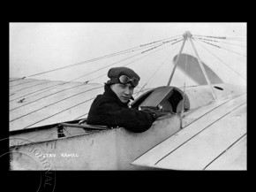 Histoire de l’aviation – 20 septembre 1913. Onze pilotes sont sur la ligne de départ du derby de Londres, ce samedi 20 septem