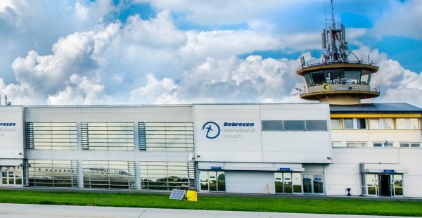 
Une vague de chaleur en Hongrie a endommagé la piste d atterrissage de l aéroport international de Debrecen, la deuxième ville