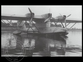 
Histoire de l’aviation – 4 décembre 1934. Pour la troisième fois de l’histoire, un appareil va parvenir à effectuer la