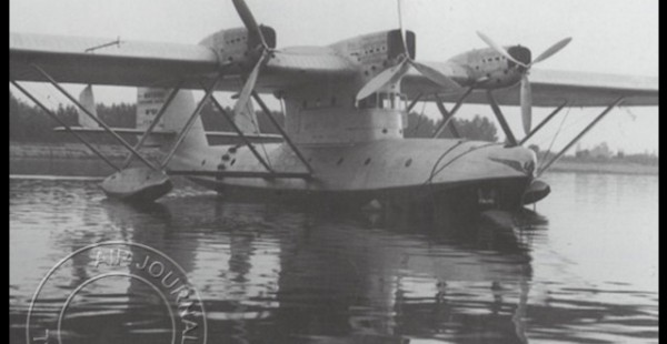 
Histoire de l’aviation – 4 décembre 1934. Pour la troisième fois de l’histoire, un appareil va parvenir à effectuer la