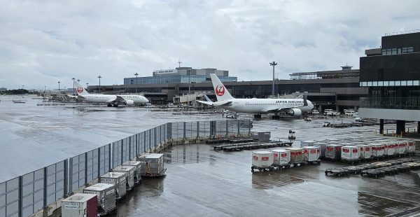 
Des centaines de vols (et de trains) ont été annulés aujourd hui au Japon pendant les vacances d été alors que le typhon Amp