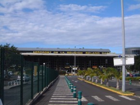 
Parallèlement au confinement partiel en journée et au couvre-feu à la Réunion, l aéroport La Réunion-Roland Garros durcit l