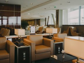 
Emirates a ouvert les portes de son nouveau salon au Terminal 2C de l aéroport Paris-Charles de Gaulle.
Cet espace exclusif Emir