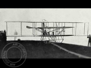 
Histoire de l’aviation – 8 septembre 1909. De nombreuses personnes convergent vers le terrain de Montechiari, qui se situe e