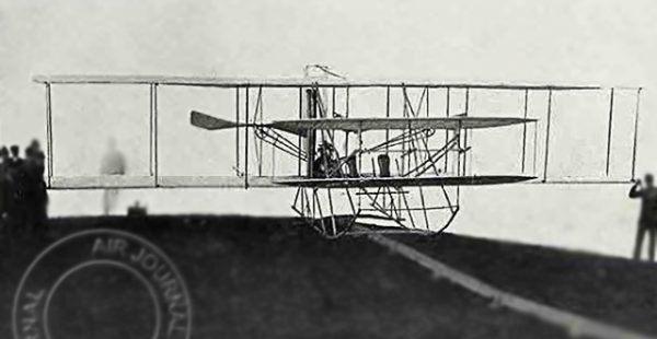 
Histoire de l’aviation – 8 septembre 1909. De nombreuses personnes convergent vers le terrain de Montechiari, qui se situe e