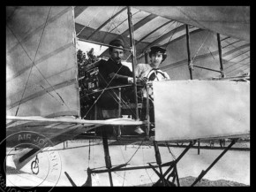 Histoire de l’aviation – 8 juillet 1908. C’est le duo de sculpteurs français constitué de Léon Delagrange et de Thérèse