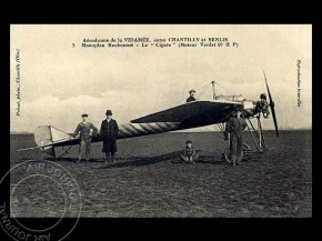 
Histoire de l’aviation – 12 janvier 1912. Moins de deux ans après avoir obtenu son brevet de pilote portant le numéro 127