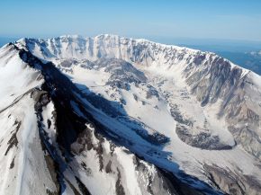 
Les volcans, par leur majesté et leur force brute, incarnent la puissance de la nature. Voici cinq d entre eux à contempler au 