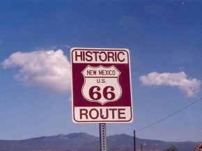 
La Route 66 est une icône de l histoire américaine, traversant huit États et offrant aux voyageurs une expérience nostalgique