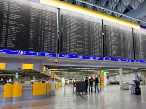 
De fortes chutes de neige ont entraîné d importantes perturbations dans les transports en Angleterre dimanche ainsi qu’en All