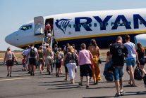 
Ryanair a annoncé aujourd hui une chute de 46 % de son bénéfice après impôts sur un an au premier trimestre de son exercice 