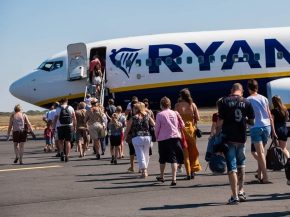 
Ryanair a annoncé aujourd hui une chute de 46 % de son bénéfice après impôts sur un an au premier trimestre de son exercice 