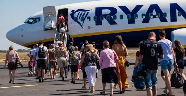 
Ryanair a annoncé aujourd hui une chute de 46 % de son bénéfice après impôts sur un an au premier trimestre de son exercice 