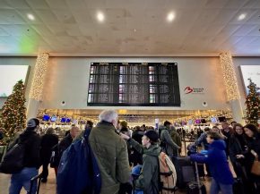 
Entre le vendredi 20 décembre et le dimanche 5 janvier, Brussels Airport (Bruxelles-Zaventem) s attend à un nombre record de pl