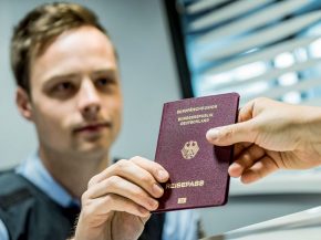 
L’Allemagne interdit à partir de ce samedi les entrées sur son territoire par voie terrestre, maritime et aérienne de person