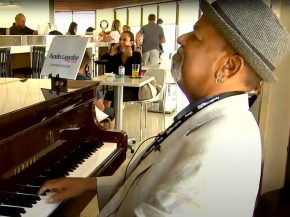 
Tonee Carter, 66 ans, joue au piano dans un bar du hall A de l aéroport Hartsfield-Jackson d Atlanta. Il est assis là, depuis t