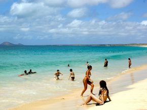 
Le Cap-Vert est un archipel situé au large de la côte ouest de l Afrique, connu pour ses plages magnifiques, ses paysages volca