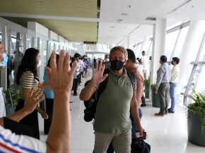 
La Thaïlande a assoupli jeudi les restrictions de voyage en autorisant de nouveau l’entrée sans visa sur son territoire pour 