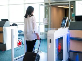 
Air Canada déploie une technologie de reconnaissance faciale à l embarquement pour les vols intérieurs, devenant ainsi la prem