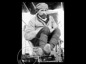 
Histoire de l’aviation – 7 août 1909. Le pilote Roger Sommer, qui n’a pas encore obtenu son brevet d’aviateur, va parti