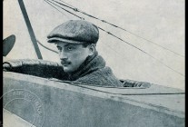 
Histoire de l’aviation – 3 novembre 1912. C’est dans le sud de la France que l’aviateur réunionnais Roland Garros va te