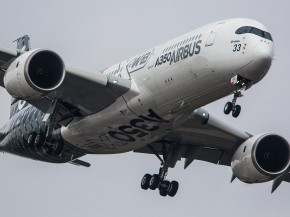 
Airbus discute actuellement avec des clients potentiels en vue du lancement éventuel d un gros porteur A350 version cargo, selon