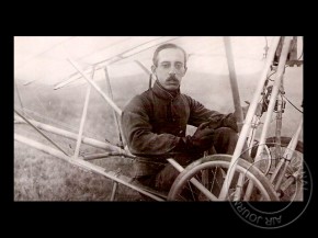 
Histoire de l’aviation – 13 septembre 1906. L’aviateur de nationalité franco-brésilienne Alberto Santos-Dumont va signer