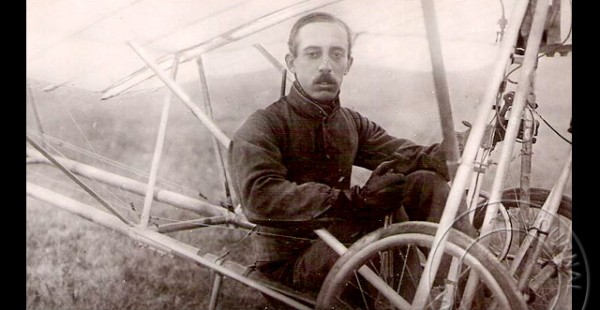 
Histoire de l’aviation – 13 septembre 1906. L’aviateur de nationalité franco-brésilienne Alberto Santos-Dumont va signer