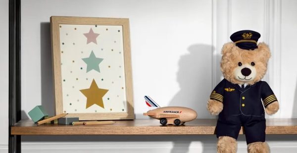 
Air France dévoile une nouvelle collection de produits exclusifs pour célébrer les fêtes de fin d’année.
Objets festifs de