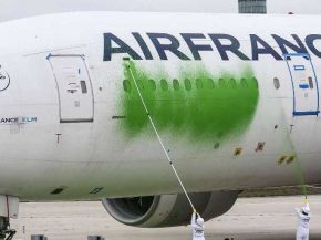 
Des militants de Greenpeace ont partiellement repeint en vert hier un Boeing 777 d Air France stationné à l aéroport Paris-Cha