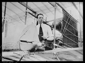 
Histoire de l’aviation – 18 décembre 1910. Moins d’un mois après avoir réussi son brevet de pilote, l’ayant obtenu l