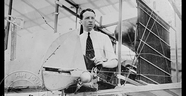 
Histoire de l’aviation – 18 décembre 1910. Récemment breveté pilote, l’aviateur Thomas Sopwith, qui a décroché le fa