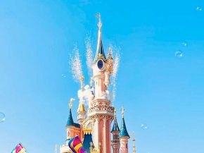 
Visiter Disneyland Paris promet une expérience féerique. Voici quelques conseils pour une journée mémorable :


Planification