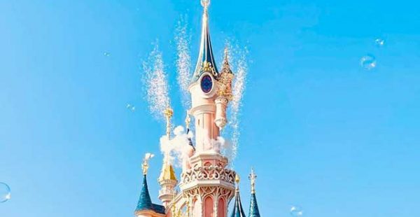 
Visiter Disneyland Paris promet une expérience féerique. Voici quelques conseils pour une journée mémorable :


Planification