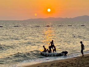 
La Thaïlande est connue pour ses îles magnifiques, offrant des plages de sable blanc, des eaux cristallines et une végétation