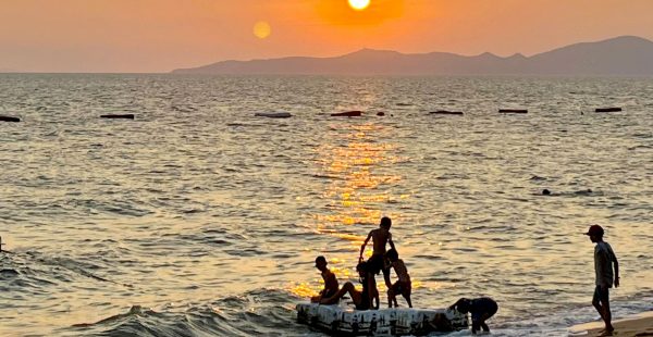 
La Thaïlande est connue pour ses îles magnifiques, offrant des plages de sable blanc, des eaux cristallines et une végétation