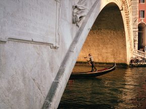 
L Italie est un trésor pour les amateurs de vin, avec des régions viticoles qui produisent certains des vins les plus réputés