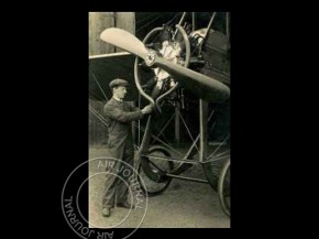 
Histoire de l’aviation – 11 juillet 1914. L’aérodrome d’Hendon, en ce samedi 11 juillet 1914, accueille les compétit