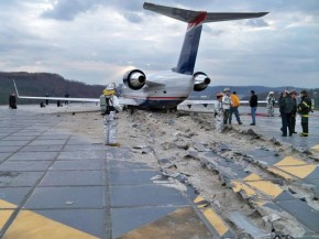 
Pour stopper un avion en bout de piste, on utilise généralement un dispositif appelé  arrestor bed . C est comme un gros lit d