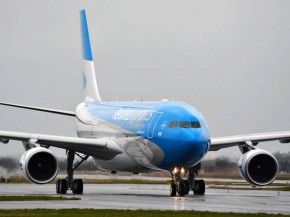 
Aerolineas Argentinas pourrait se préparer à une vente après avoir réduit de 13 % son personnel et supprimé des lignes inté