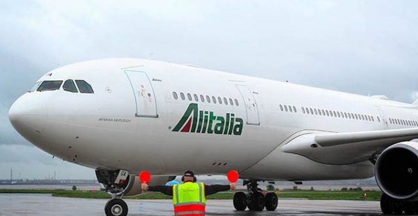 
La   nouvelle compagnie aérienne Alitalia devrait redécoller avec moitié moins de personnel et d’avions, avec un rése
